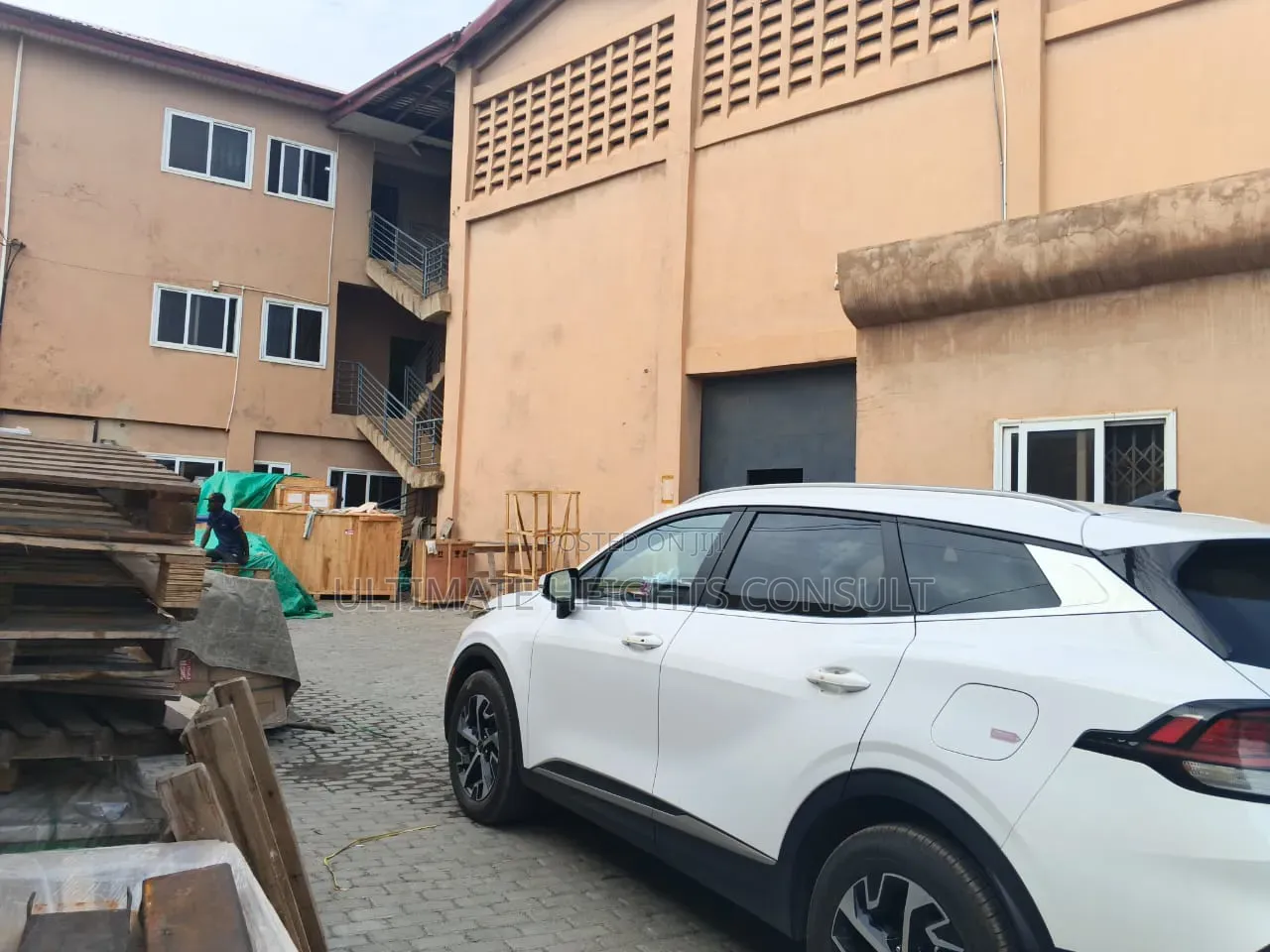 Warehouse 750 Square Meters for Rent at Achimota