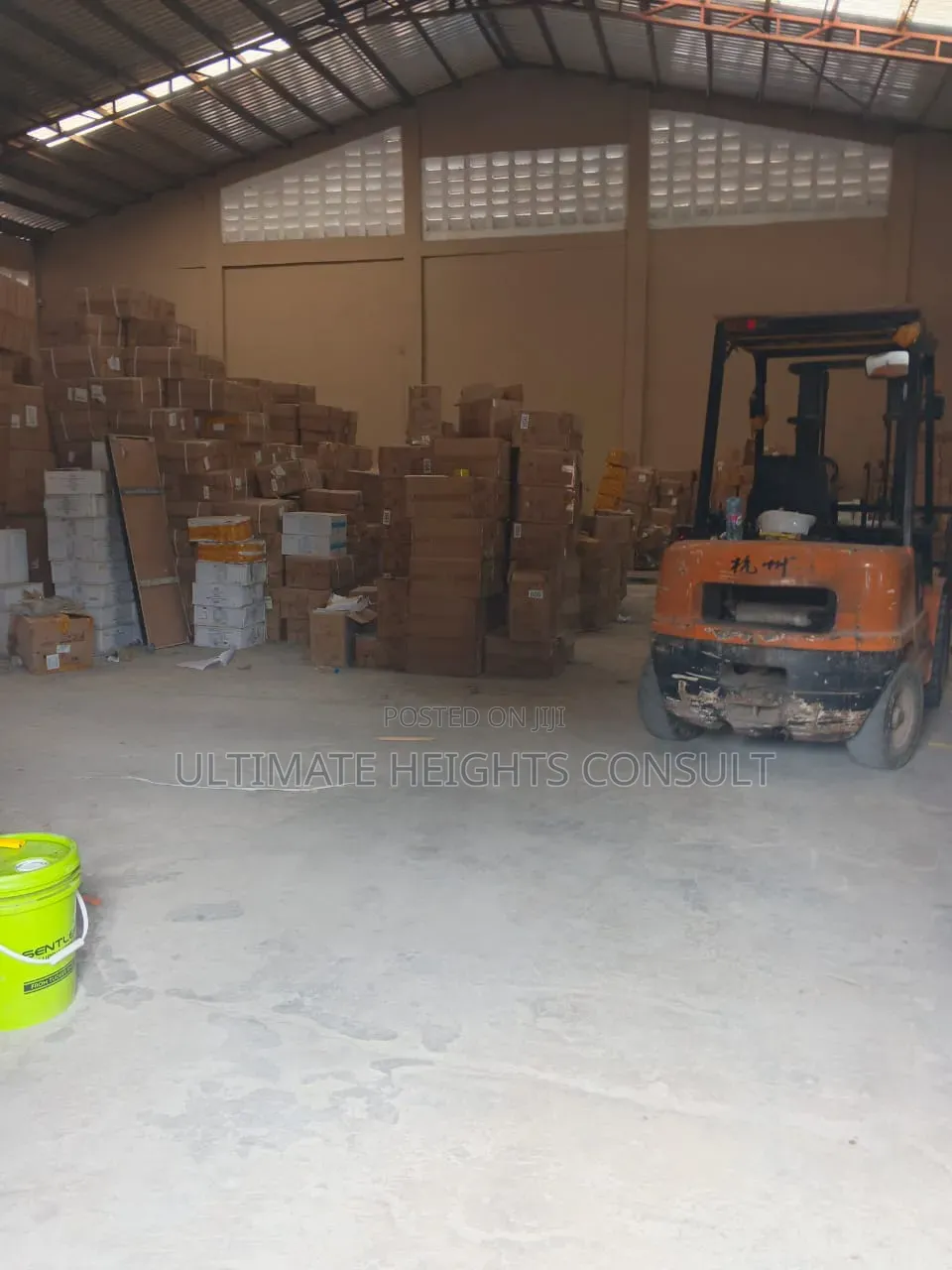 Warehouse 750 Square Meters for Rent at Achimota