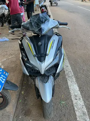 Yamaha Aerox 2025 Silver
