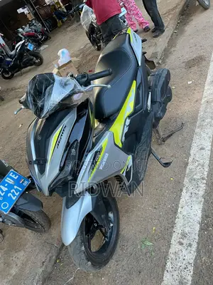 Yamaha Aerox 2025 Silver