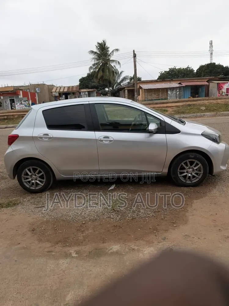 Toyota Vitz 2014 Silver