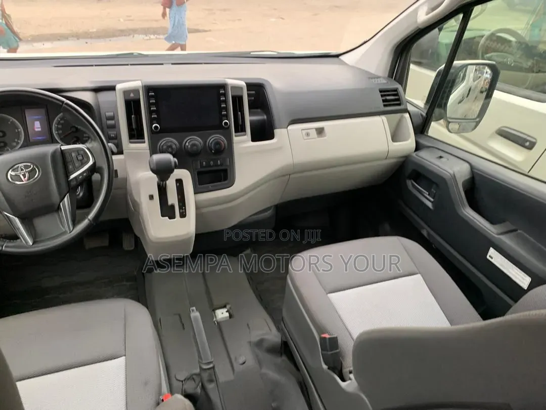 Toyota Grand HiAce 2002 White
