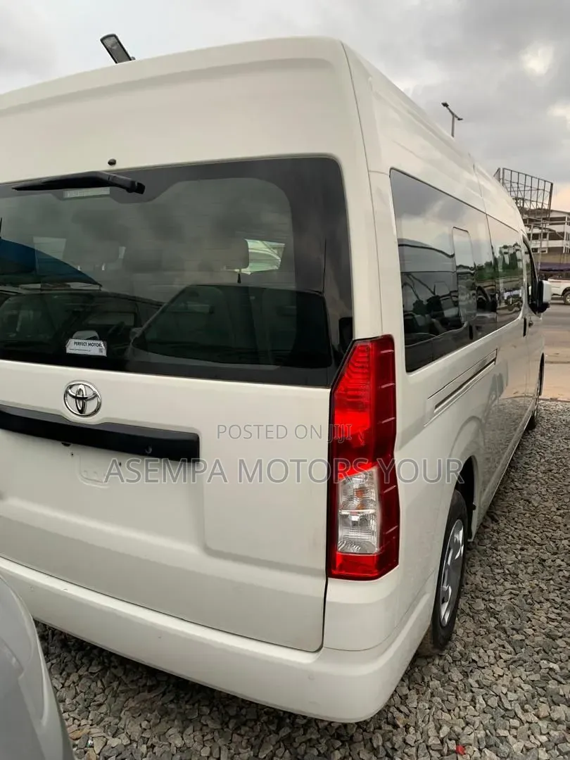 Toyota Grand HiAce 2002 White