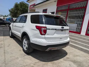 Ford Explorer XLT 4dr SUV AWD (3.5L 6cyl 6A) 2016 White