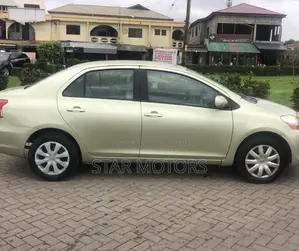 Toyota Yaris 2011 Gold