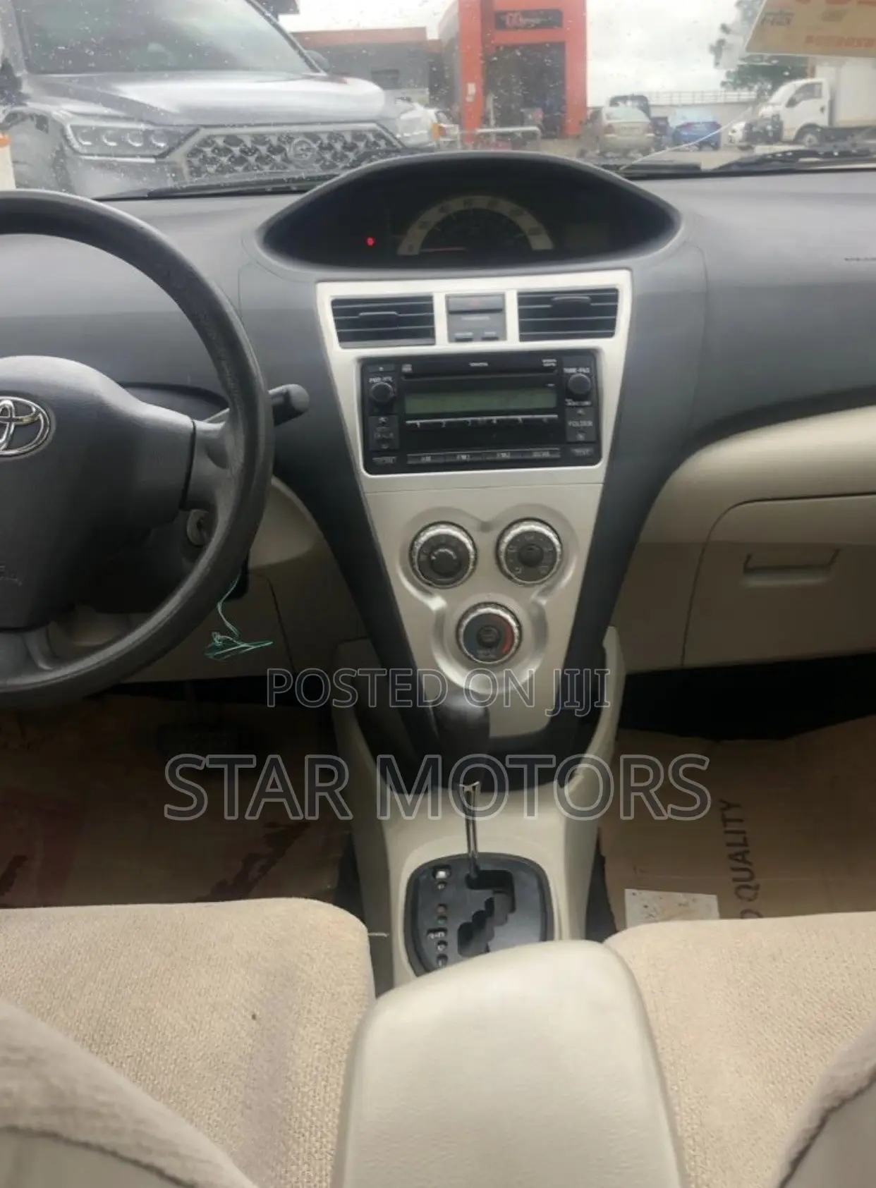 Toyota Yaris 2011 Gold