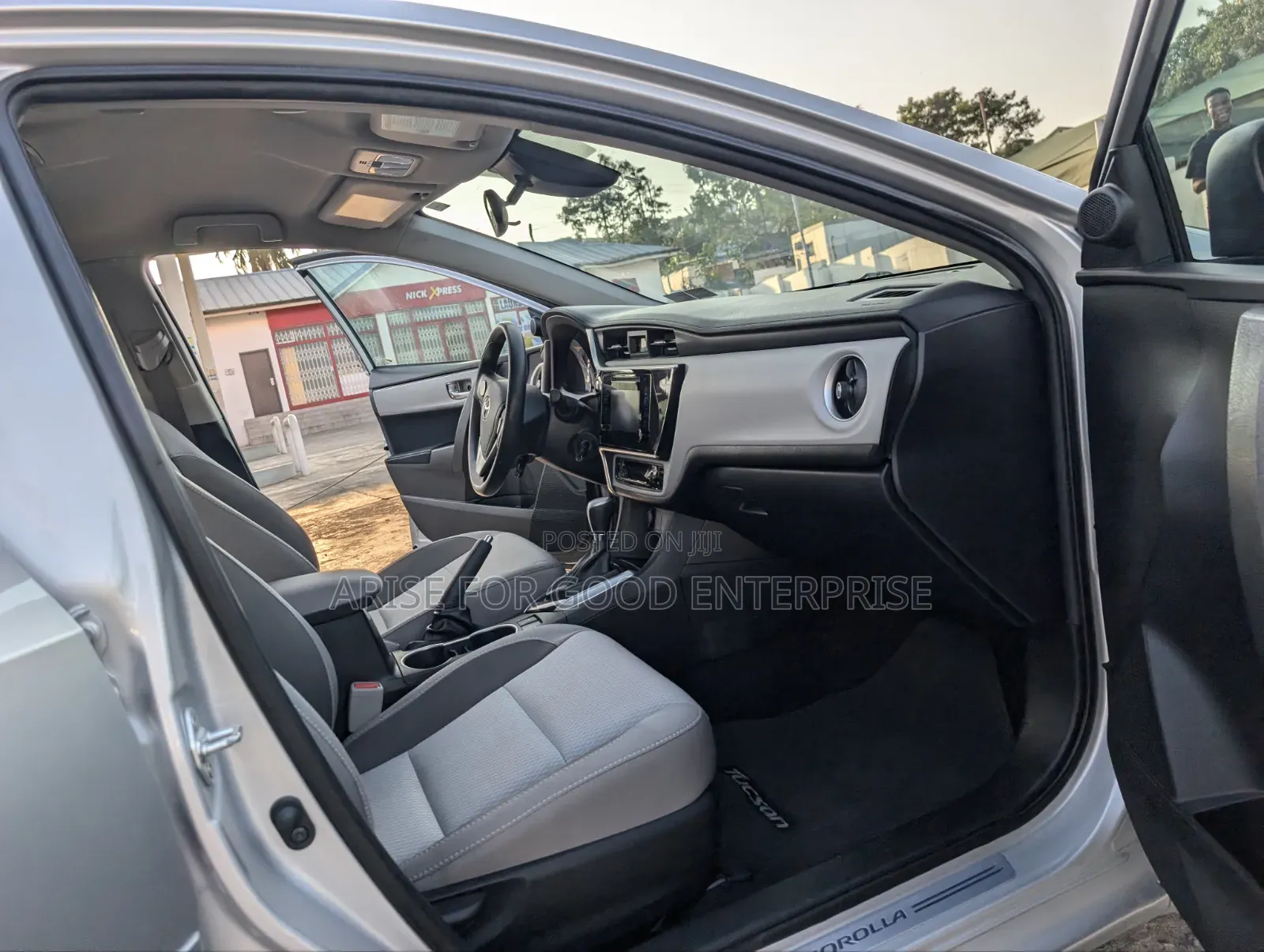 Toyota Corolla LE Eco (1.8L 4cyl 2A) 2018 Silver