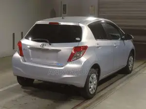 Toyota Vitz 2014 Silver