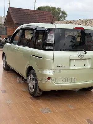 Toyota Sienta 1.5 FWD 2015 Green