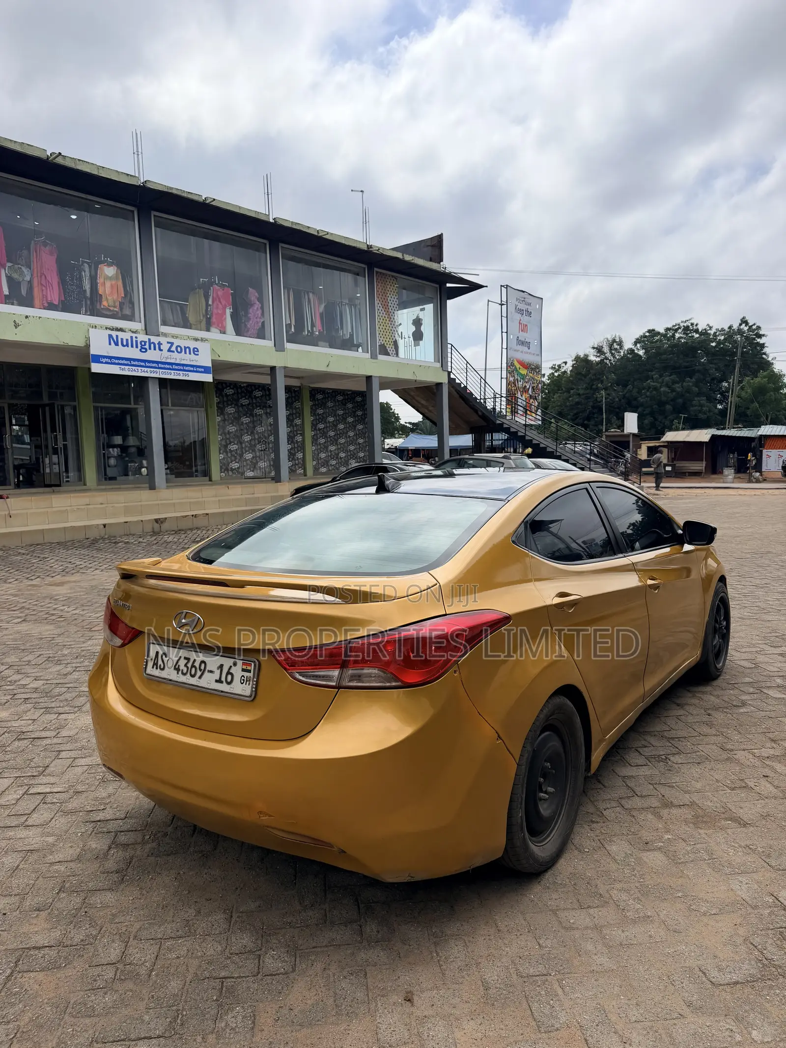 Hyundai Elantra GLS Sedan FWD (1.8L 4cyl 6A) 2013 Gold