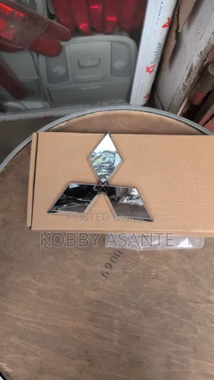 Outlander 2018 Front Emblem