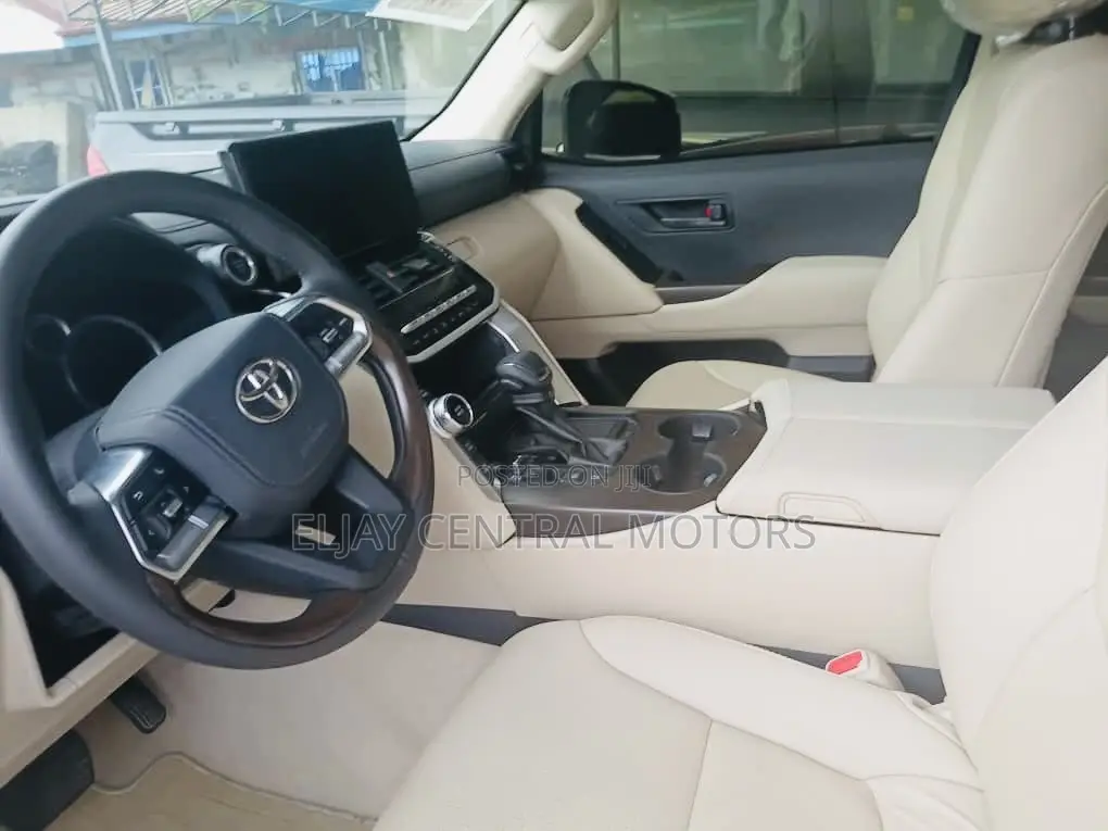 New Toyota Land Cruiser LC300 2024 White