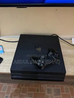 PS4 Pro 1TB + 5 Games + Original Controller