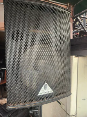 Behringer E1520A 400-Watt 2-Way PA Loudspeaker With Amplifier