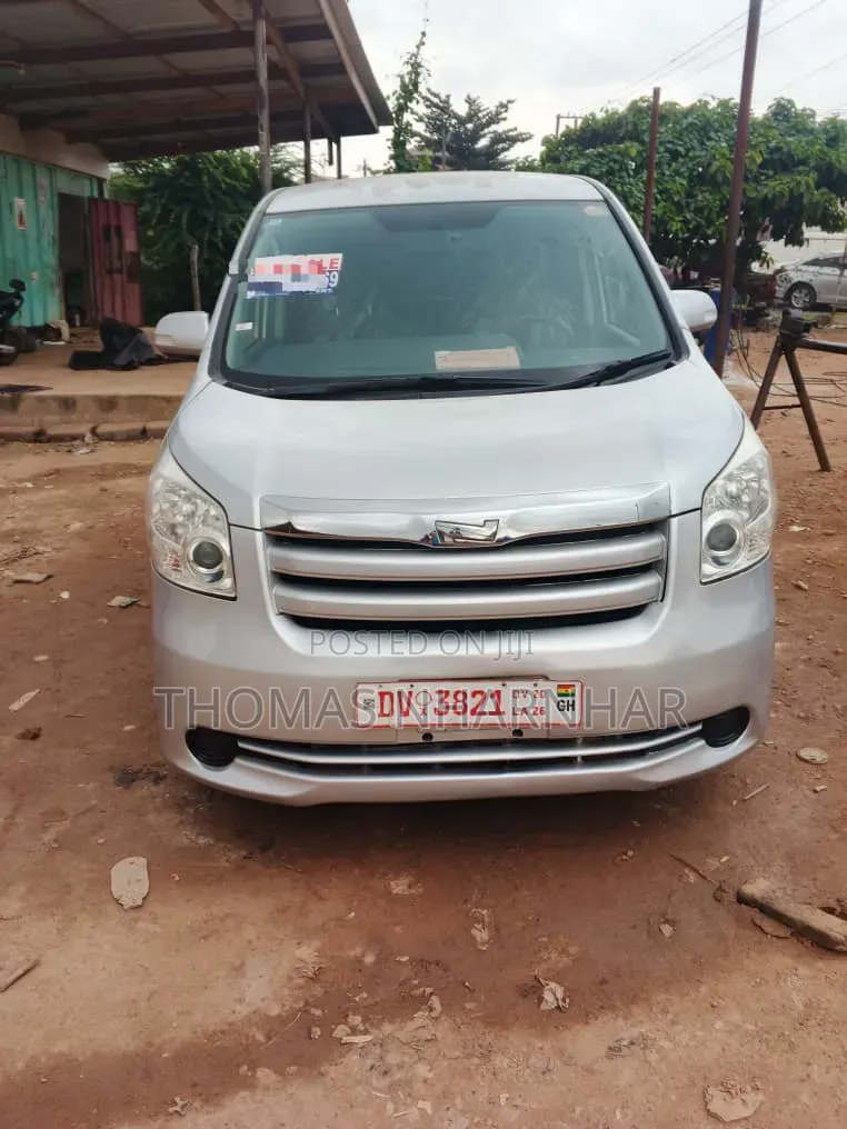 Toyota Voxy 2012 Silver