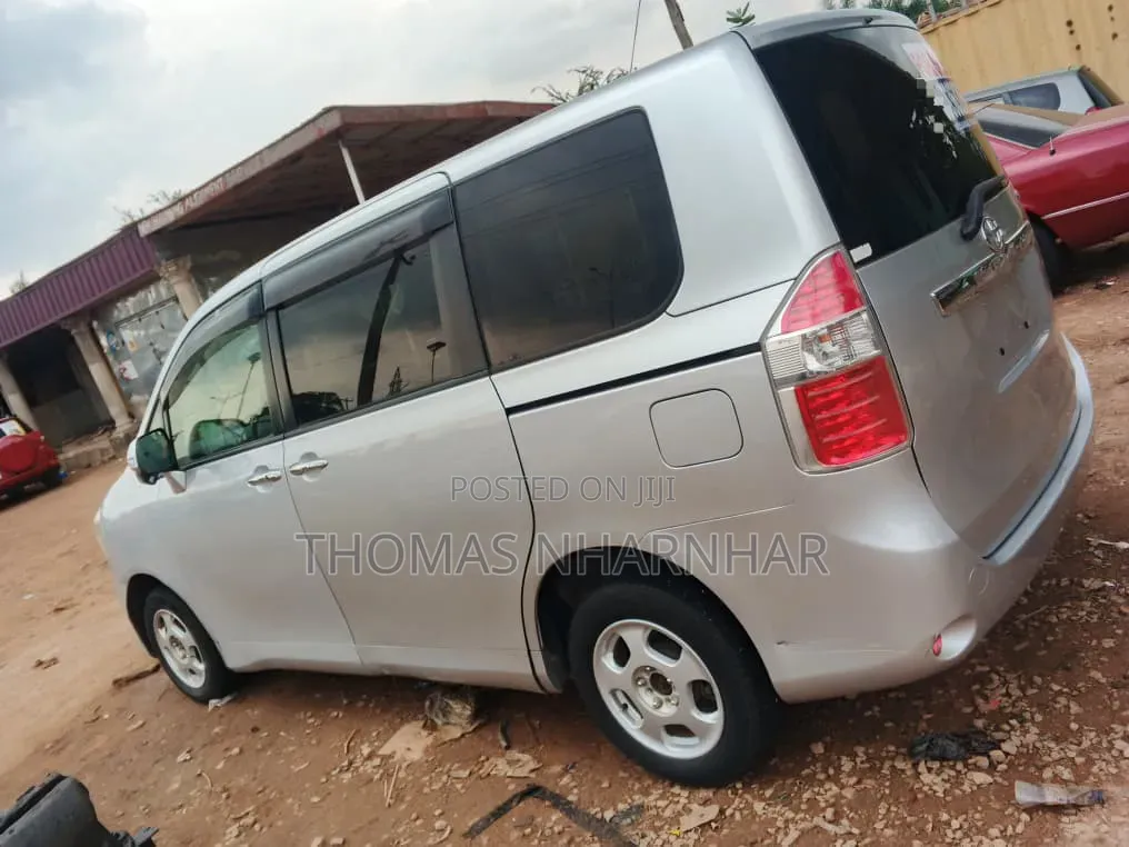 Toyota Voxy 2012 Silver