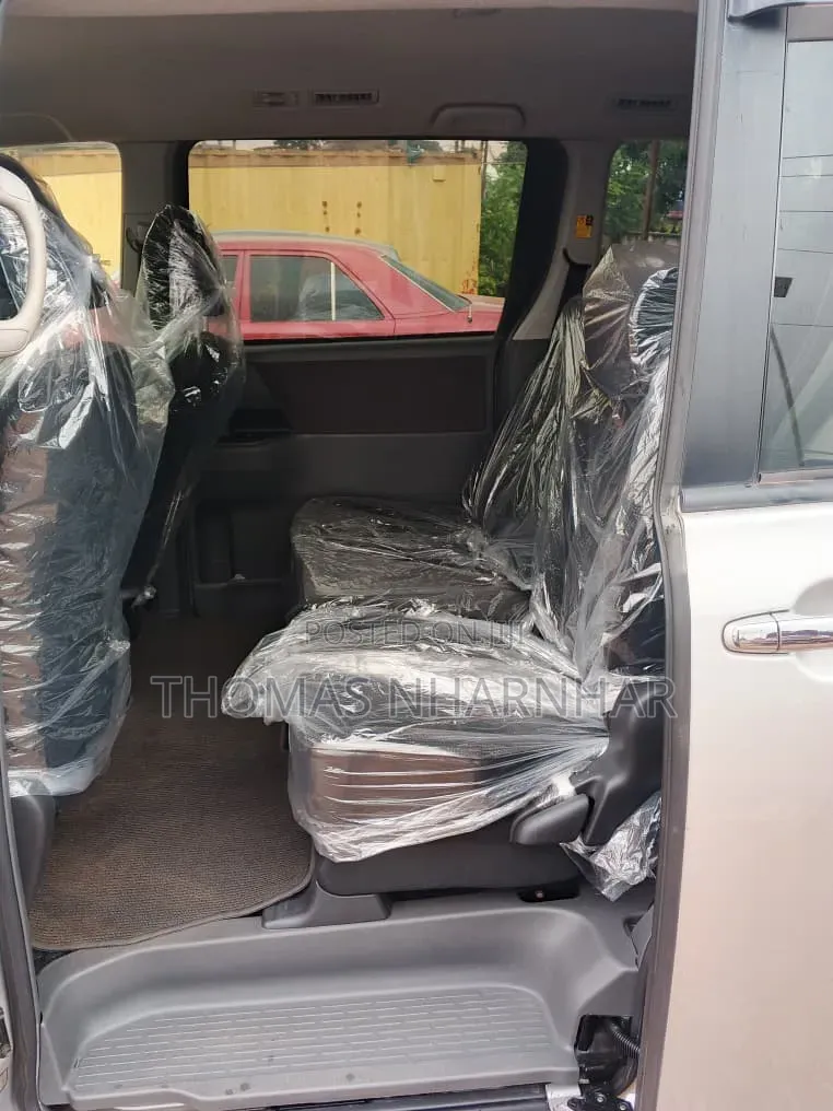 Toyota Voxy 2012 Silver