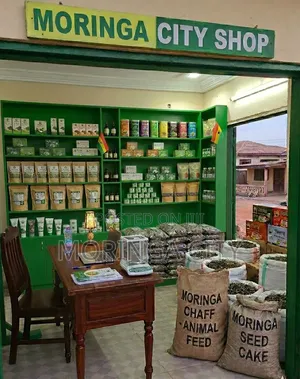 Package Moringa Leaf Powder.