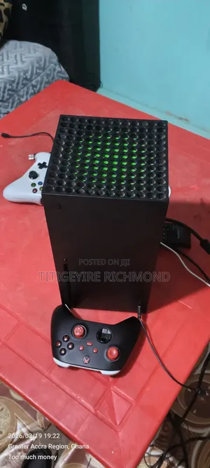Xbox Series X 1tb 2 Controllers, Rechargeable Batteries Last 12hr