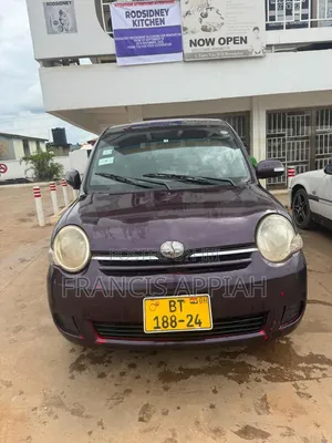 Toyota Sienta 2012