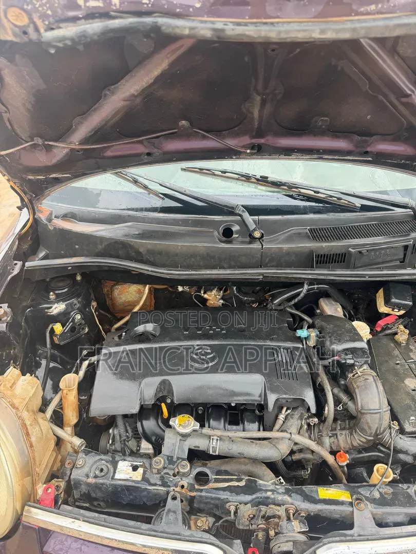 Toyota Sienta 2012