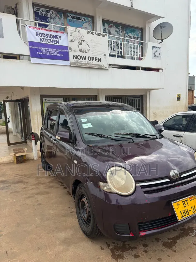 Toyota Sienta 2012
