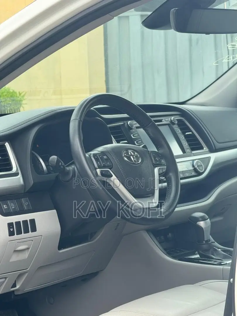 Toyota Highlander XLE 4x4 V6 (3.5L 6cyl 8A) 2018 White