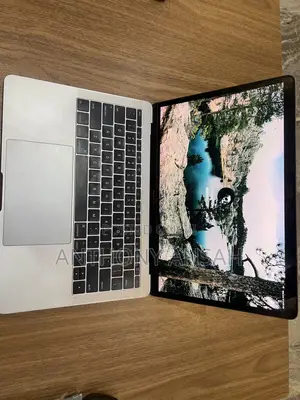 Laptop Apple MacBook Pro 2017 16GB Intel Core i5 SSD 512GB