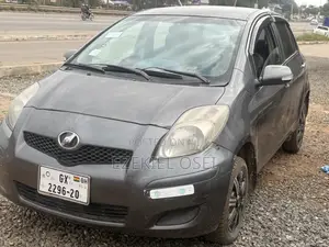 Toyota Vitz 1.3 AWD 3dr 2010 Gray