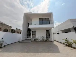 4bdrm Duplex in Lakeside for sale