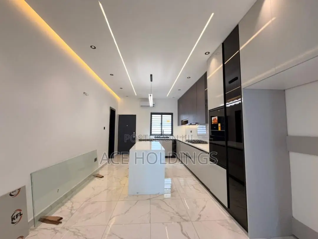 4bdrm Duplex in Lakeside for sale