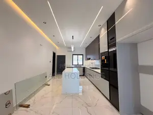 4bdrm Duplex in Lakeside for sale