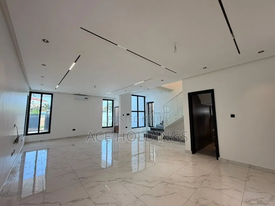 4bdrm Duplex in Lakeside for sale