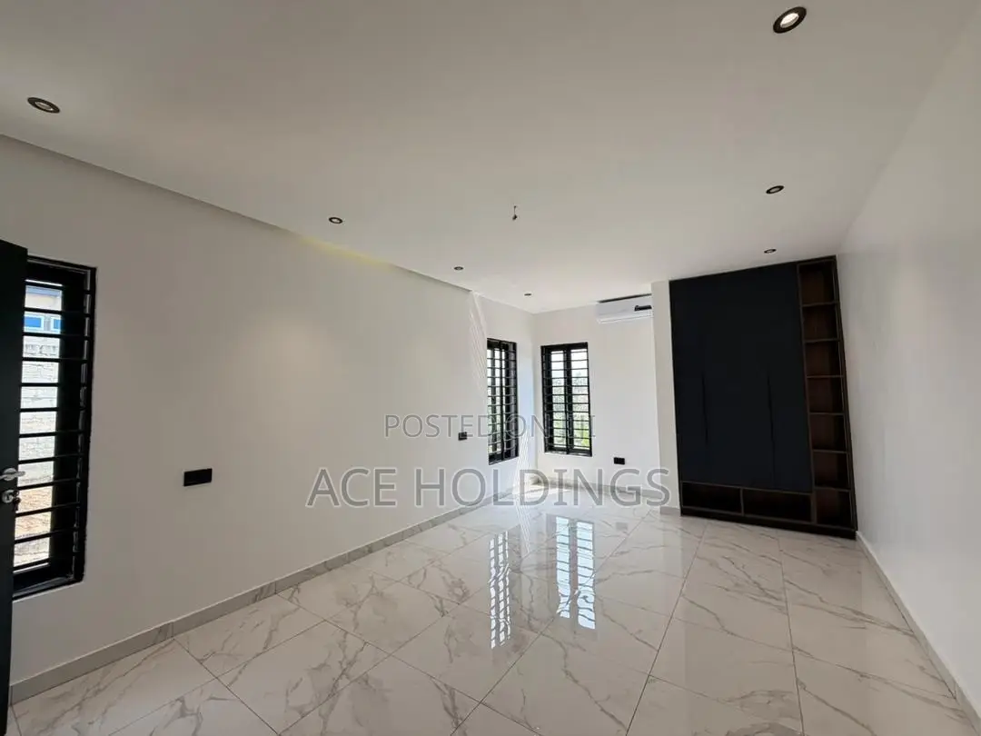 4bdrm Duplex in Lakeside for sale