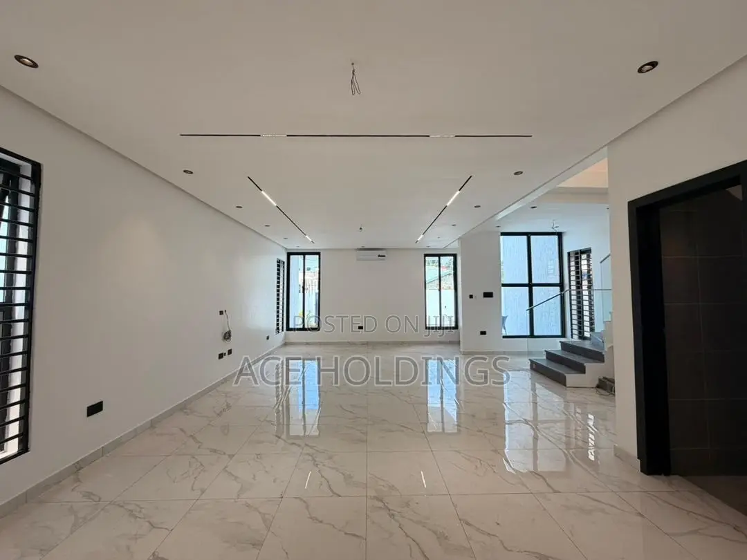 4bdrm Duplex in Lakeside for sale