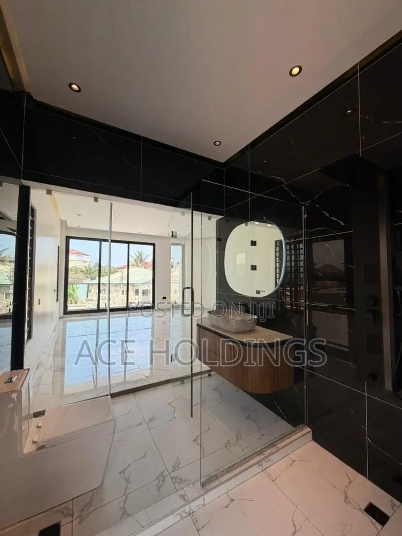 4bdrm Duplex in Lakeside for sale