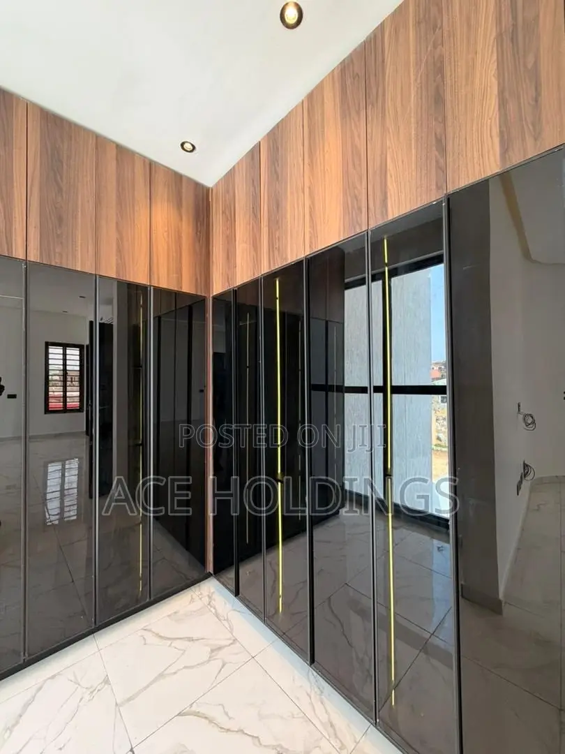 4bdrm Duplex in Lakeside for sale