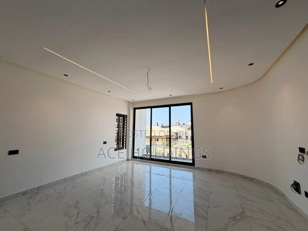 4bdrm Duplex in Lakeside for sale
