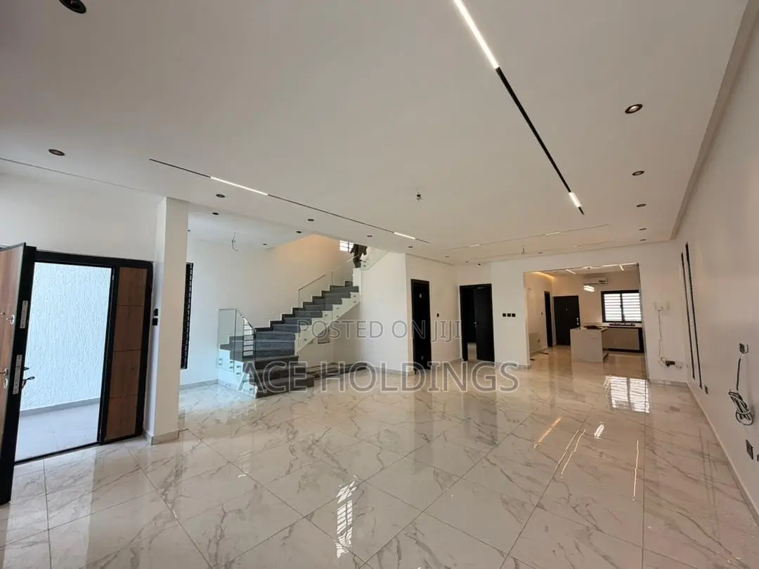 4bdrm Duplex in Lakeside for sale