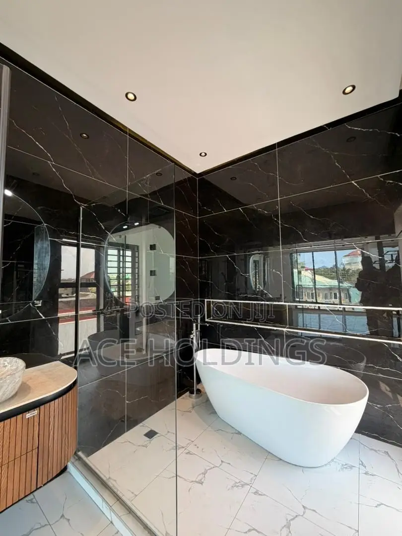 4bdrm Duplex in Lakeside for sale