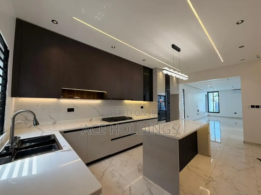4bdrm Duplex in Lakeside for sale