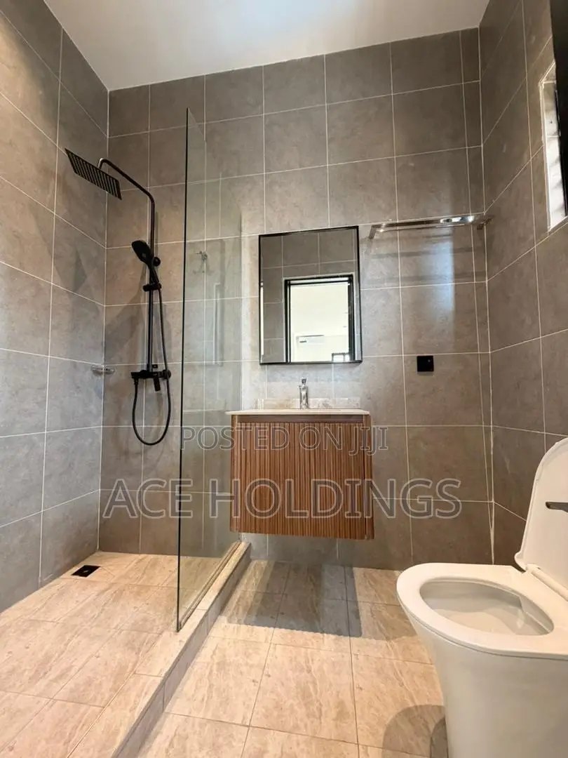 4bdrm Duplex in Lakeside for sale
