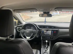 Toyota Corolla SE (1.8L 4cyl 2A) 2019 White