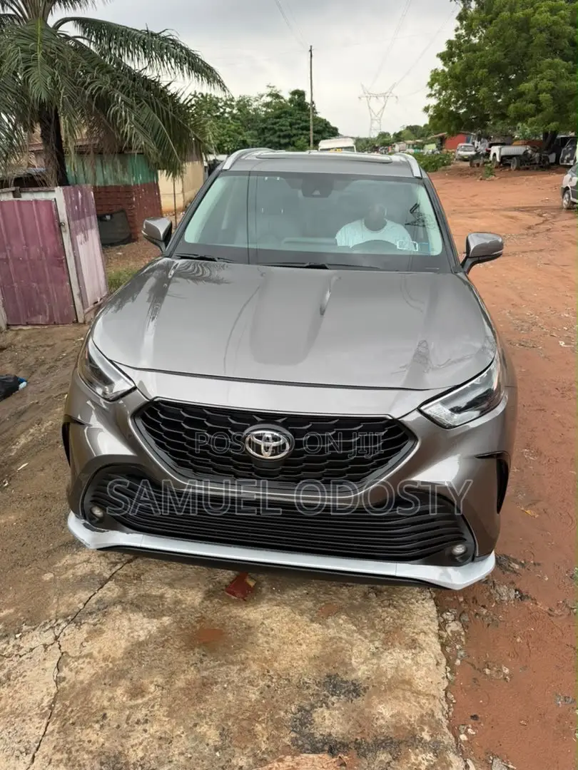 Toyota Highlander XLE 2022 Gray