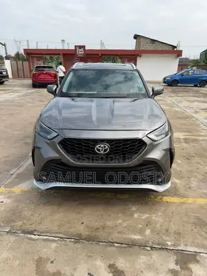 Toyota Highlander XLE 2022 Gray