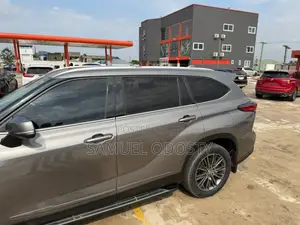 Toyota Highlander XLE 2022 Gray