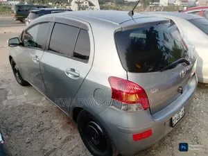 Toyota Vitz 2010 Silver