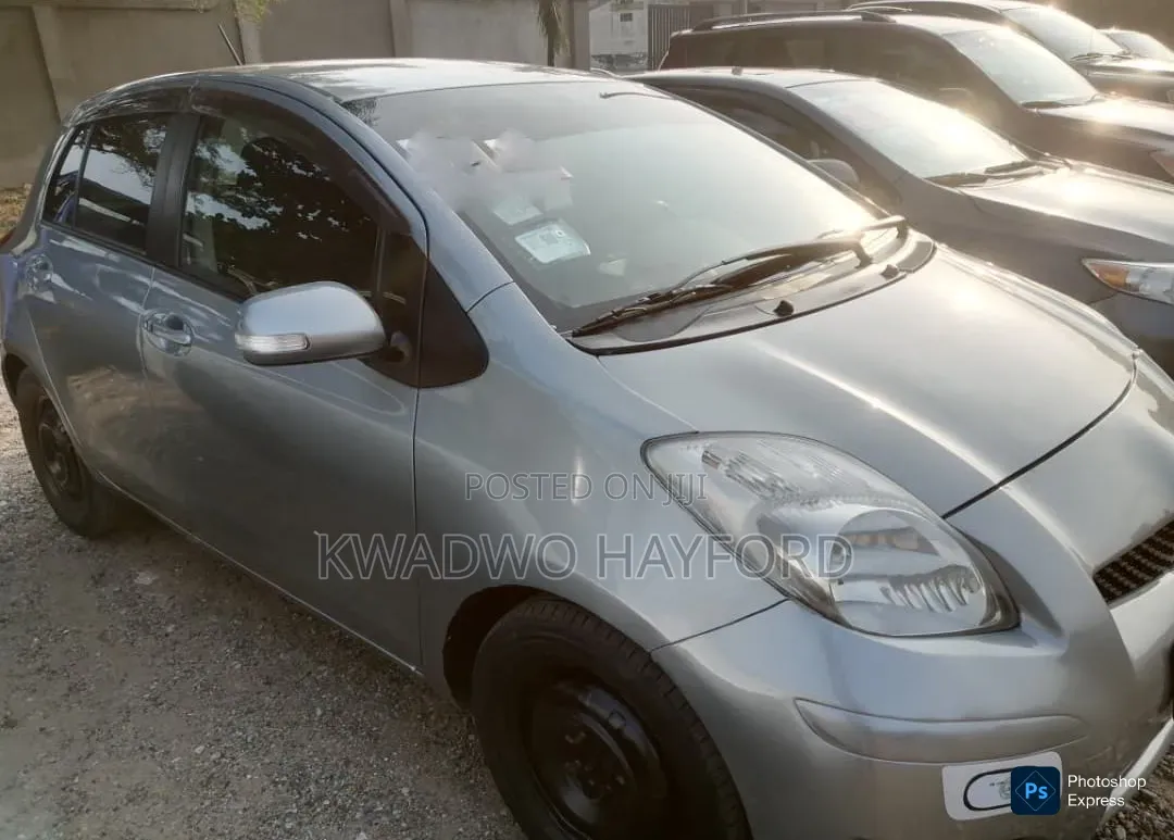 Toyota Vitz 2010 Silver
