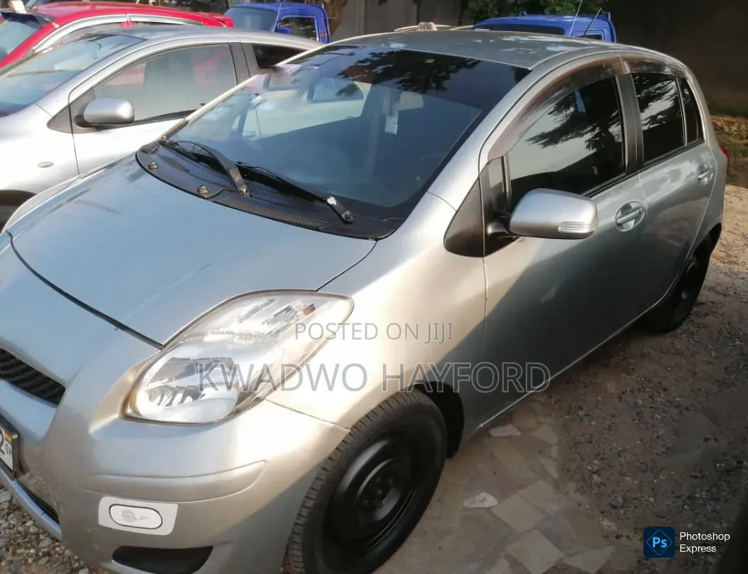 Toyota Vitz 2010 Silver