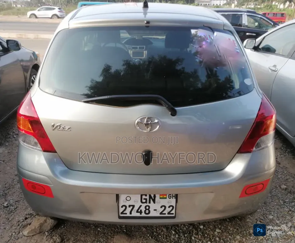 Toyota Vitz 2010 Silver